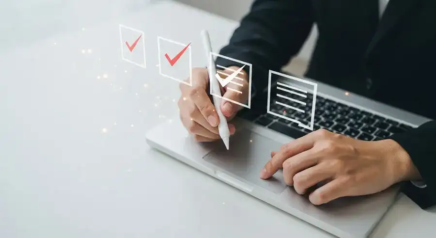 無料ロゴ作成ツール選びの基準をチェックする手元-